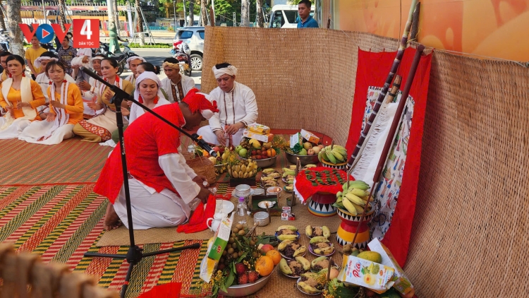 Lễ múa ban ngày của người Chăm