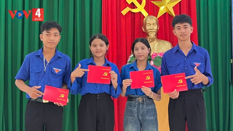 PA DƯR ĐẢNG VIÊN TƠỢ PHONG TRÀO CƠ SỞ