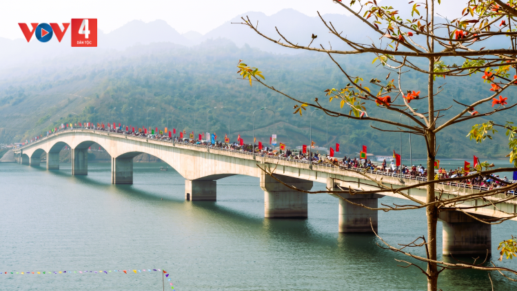 Lạc bước giữa "Vịnh Hạ Long Tây Bắc" và hương vị chả cá sông Đà