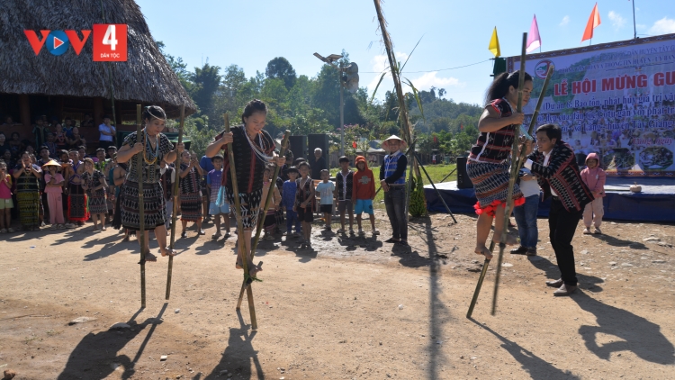 CHIỀU TRÊN LÀNG CƠ TU 