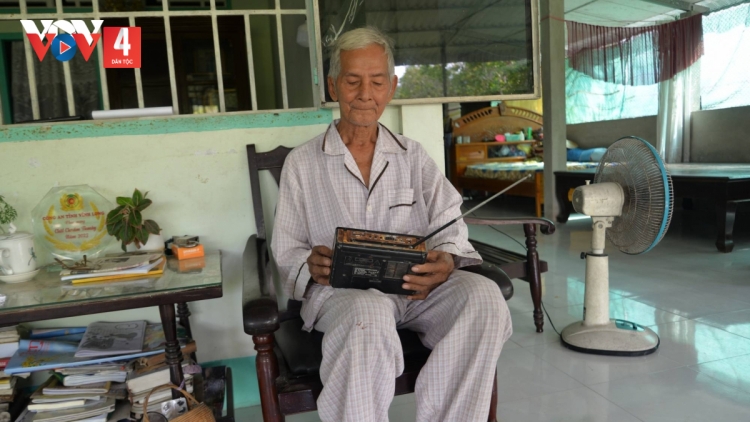 បក្ខជនខ្មែរមួយរូបអស់ពីចិត្តពីថ្លើមចំពោះស្រុកភូមិ