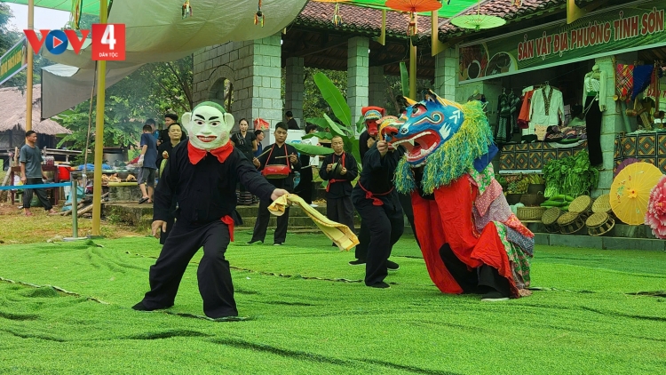Rực rỡ sắc màu chợ phiên Tết Độc lập tại làng Văn hóa