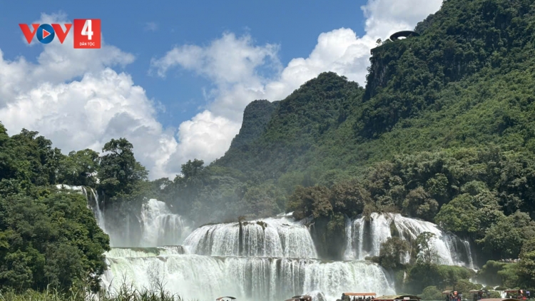 Bản Giốc mùa nước đẹp, gọi bước chân du khách