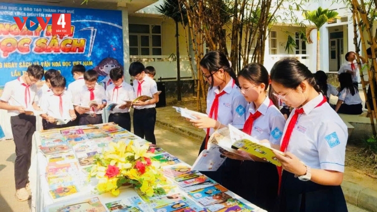 HỌC SINH HUẾ BƠƠN VẶ SÁCH GIÁO KHOA DOỌ CHROOT ZÊN