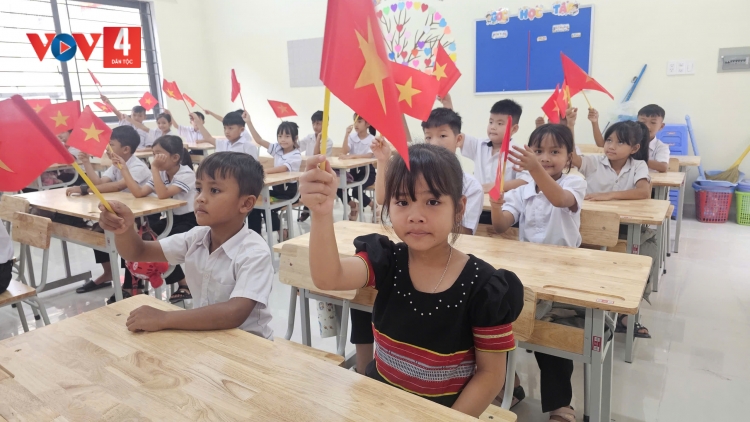 Chăm sóc học sinh lớp 1 bán trú ở trường liên cấp vùng biên giới Quảng Ngãi