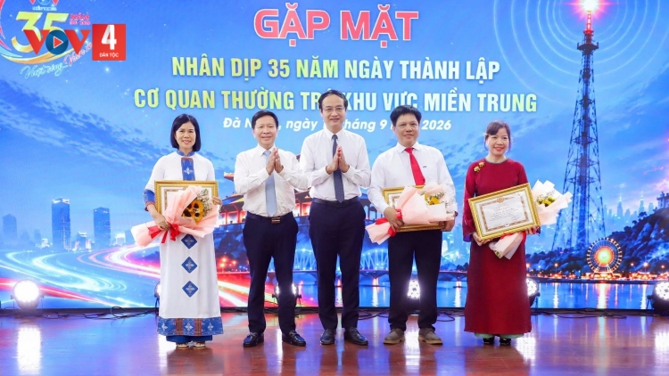 VOV MIỀN TRUNG_ 35 NĂM VƯỢT SÓNG VƯƠN XA