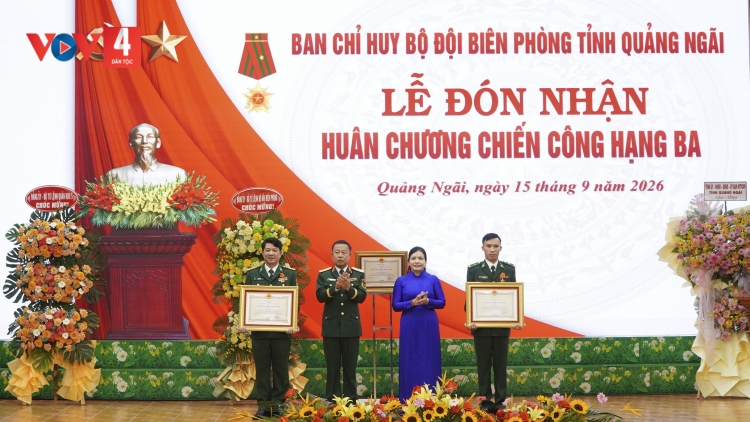 BỘ ĐỘI BIÊN PHÒNG QUẢNG NGÃI ĐƯƠNG ĐỚP HUÂN CHƯƠNG CHIẾN CÔNG HẠNG BA