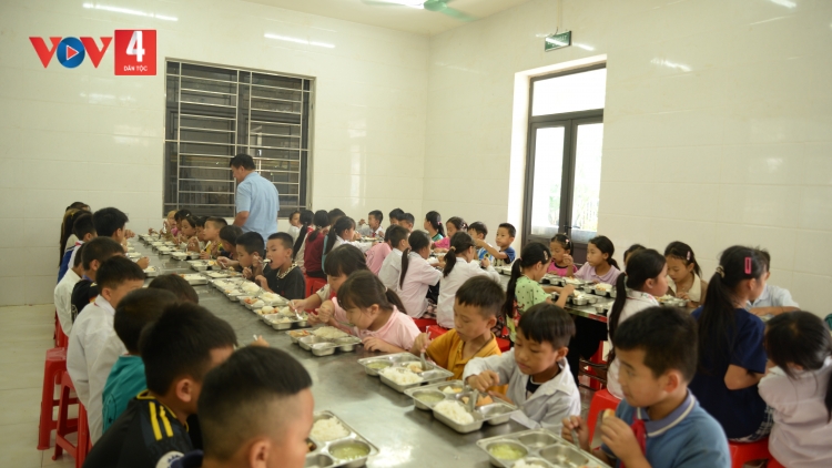 Chăm lo bữa ăn bán trú cho học sinh vùng biên Nhi Sơn