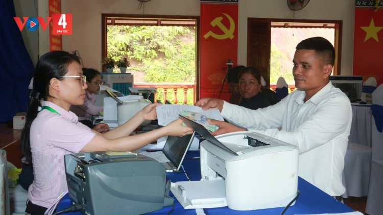 NGÂN HÀNG CSXH ĐÔNG GIANG PAY 600 ỰC ĐỒNG ĐOỌNG HA 3 CÔNG CHỨC VẶ