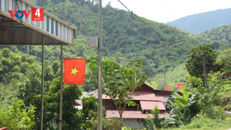 Dựng nhà, nối tình làng nghĩa bản ở Tam Chung