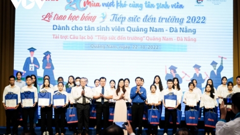 100 sinh viên t’mêê đha rựt tỉnh Quảng Nam lâng thành phố Đà Nẵng bơơn đơp học bổng “Pa têệt c’rơ tước trường”