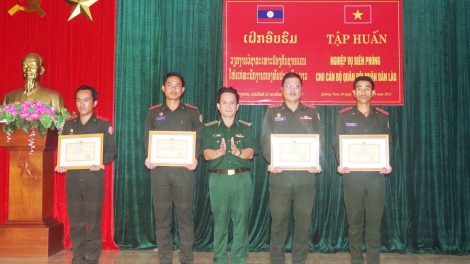 Pr’lứch g’lúh pa choom bh’rợ biên phòng ha cán bộ Quân đội nhân dân Lào