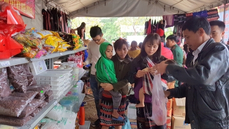 “Chợ Tết Công đoàn” cr’chăl Tết Nguyên đán 2023 bhrợ coh bấc vel đong