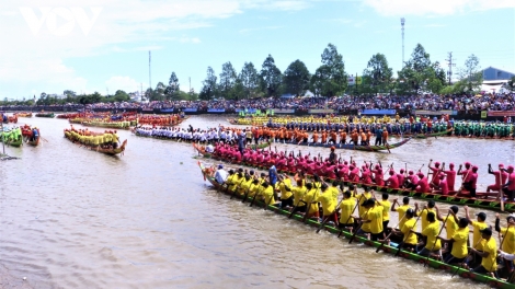 ភូមិស្រុកអ៊ូអរអំណរថ្ងៃបុណ្យ។