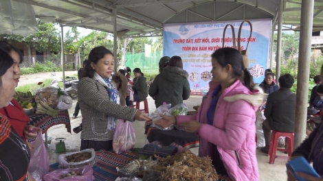 Hội chợ pa têệt pa dưr bh’nơơn ha rêê đhuôch âng pân đil Tây Giang