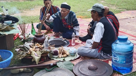 Bhiệc bhan cha ha roo t’mêê âng đhanuôr Bru-Vân Kiều