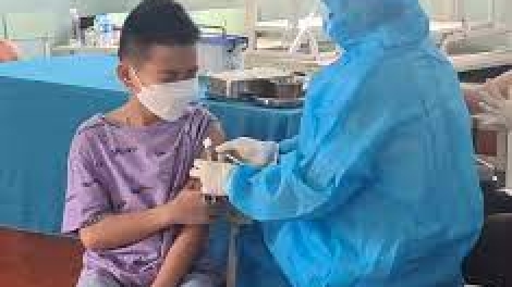 Gia Lai: Pơxiâm pâk vaccine COVID-19 rôh má 1 ăm vâi hdrêng 5 troh 12 hơnăm