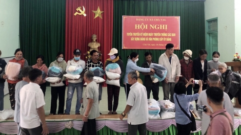 Cher 300 hun pr’hêl đoọng ha đhanuôr da ding ca coong Nam Giang