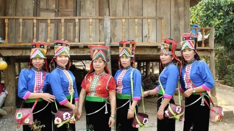 Làng bol kòn cau dùl ết nă cau kơ̆ nùs pin dờn jat Đảng