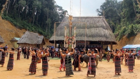 Ma nưih Cơ Tu zư đơc C’kir văn hóa – Cơnh bhrợ tơợ chr’hoong da ding ca coong Đông Giang