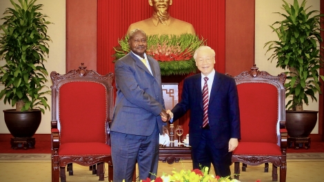 Tổng Bí thư Nguyễn Phú Trọng vơt Tổng thống Uganda, kruanh Đảng nău kan rdâng tâm lơh ngih dak