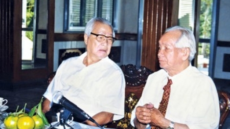 Thủ tướng Võ Văn Kiệt  đăn lâng đhanuôr, ghít lâng râu la lua ta nih