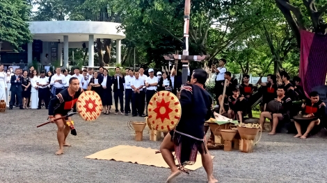 Dăk Lăk: Lơh tơngŏ wơl Dơ̆ lơh yàng chờ lơh sa geh tơnhàu bơh cau Rơđê dê