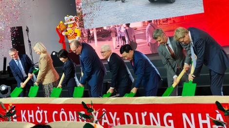 Kơ-iăng Khua dêh čar ơi Phạm Bình Minh nao ngă lơphet pơphun man pơdong sang măi prong hloh Việt Nam