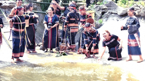 Tơgoăt tơgoăl pôm nơ̆r ƀơ̆r