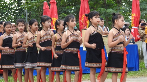 Ràs sa tàm bòn lơgar bơtàu tơngguh jat Bác Hồ (K’Ho)