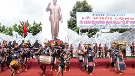 Ràs sa tàm bòn lơgar bơtàu tơngguh jat Bác Hồ