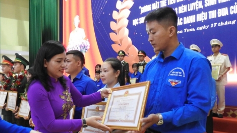 Anih jang đoàn dêh char Kon Tum pôk pơ ư “ Bơngai mơ lôh jang hơgei” ‘măng mă VI 