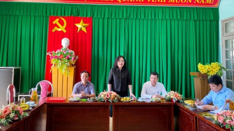 Thứ trưởng Ngô Thị Minh ch’mêệt lêy trường học zr’lụ A Lưới, tỉnh Thừa Thiên Huế