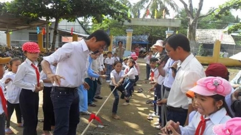 លោកគ្រូបង្រៀនខ្មែរម្នាក់មានគំនិតច្នៃប្រឌិតក្នុងគ្រាលំបាក។