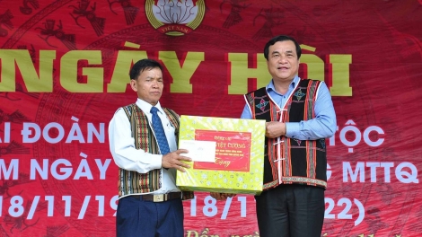 Bí thư Tỉnh ủy Quảng Nam Phan Việt Cường pâh T’ngay bhiêc bhan Đại Đoàn kết pa zêng dha nuôr đhị chr’val Zuôih, chr’hoong Nam Giang