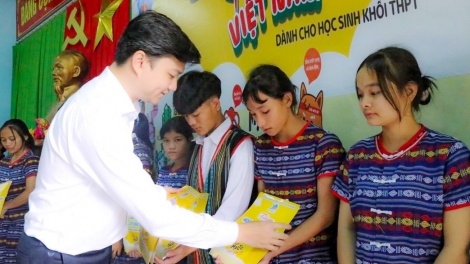 Bí thư Trung ương Đoàn lưm, cher hun pr’hêl đoọng ha pêê thầy cô giáo da ding ca coong Nam Trà My