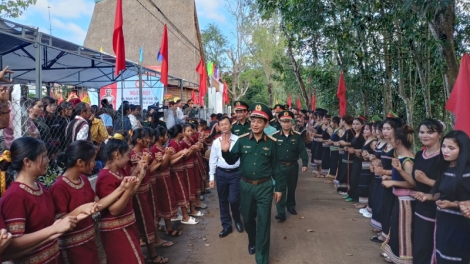 Bộ trưởng Bộ Quốc phòng Phan Văn Giang pâh t’ngay bhiệc bhan Đại đoàn kết pazêng đhanuôr đhị tỉnh Kon Tum