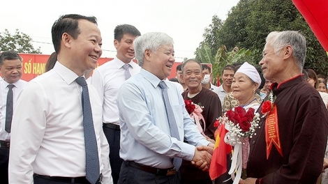 Chủ tịch Uỷ ban Trung ương MTTQ Việt Nam pâh T’ngay bhiệc bhan Đại Đoàn kết đhị Yên Bái