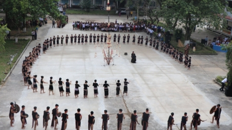 Rơh tâm nđŭr tur chĭng ngoh gong- njroh xoang bâh kon hoc rnoi đê̆ n’gor Kon Tum