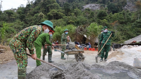 Thắm tình dân quân biên giới, đượm nghĩa đồng bào