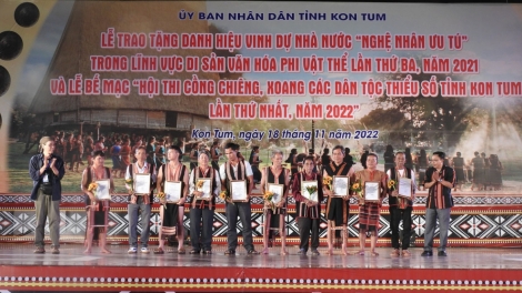 Kon Tum: Hâng hơnh Nghệ nhân ưu tú đăh c’kir văn hóa vật thể