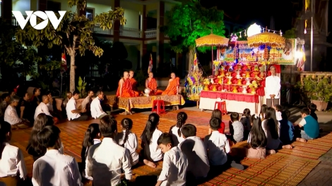 ពិធីបុណ្យអកអំបុកសំពះព្រះខែរបស់បងប្អូនខ្មែរនៅត្រាវិញក្រោយរយ:ពេលពីរឆ្នាំត្រូវអាក់ខានដោយសាររងផលប៉ះពាល់ពីជំងឺរាតត្បាតកូវីដ១៩។