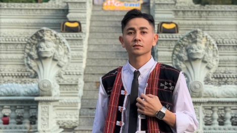 Nghệ sĩ Cơ Tu dzợ p’niên Danh Zoram pa căh MV năl ơn thầy cô zr’lụ da ding ca coong