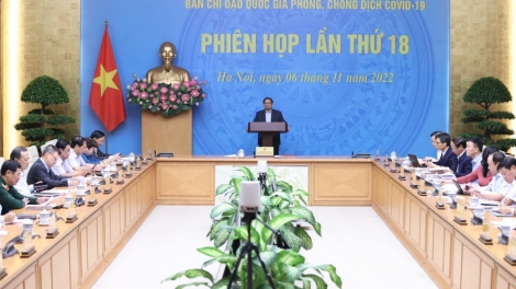 Thủ tướng Tĕh đak pơm tơm Hop akŏm mă 18 Dơnŏ anĭh chĕp pơgơ̆r Tang găn jĭ hơbŭh COVID-19