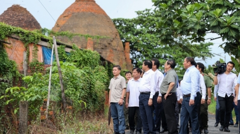 Pôa Phạm Minh Chính, Ngế pro xiâm hnê ngăn tơnêi têa pêi cheăng ƀă kăn pơkuâ kong pơlê Vĩnh Long