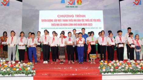 T’bhlâng pa choom p’rá acoon cóh ooy trường phổ thông