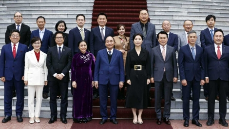 Chủ tịch nước Nguyễn Xuân Phúc lâng c’bhuh đại biểu cấp dal lum Đại Hàn Dân Quốc