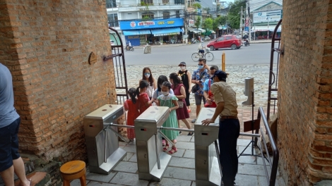 Pa dzooc tươc 3 chu zên ting pâh la lêy Tháp Bà Ponagar lâng Hòn Chồng