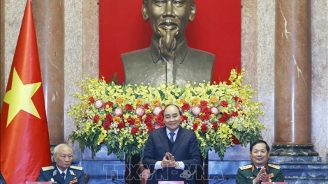 Chủ tịch nước tr’lưm lâng c’bhúh đại biểu zâp apêê cựu chiến binh Bộ đội Tên lửa phòng không lâng Sư đoàn 361