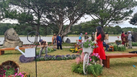   Festival nkao Đà Lạt-ntô̆ n’hao nmuĭh tăm nkao n’hanh nău khlay bah “nkual ƀon têh nkao” 